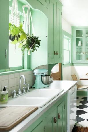 nápady zelené kuchyňské linky, retro zářivá máta