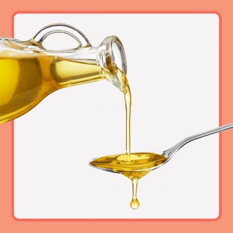 olivový olej nalévání do lžíce
