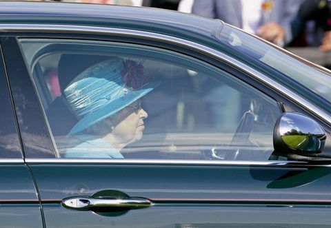 Queen Elizabeth jízdy Jaguar