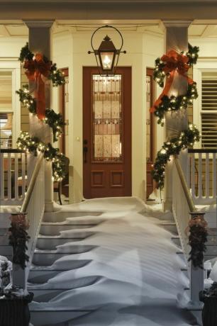 pozvat vánoční dveře se sněhem na verandě schody a zábradlí