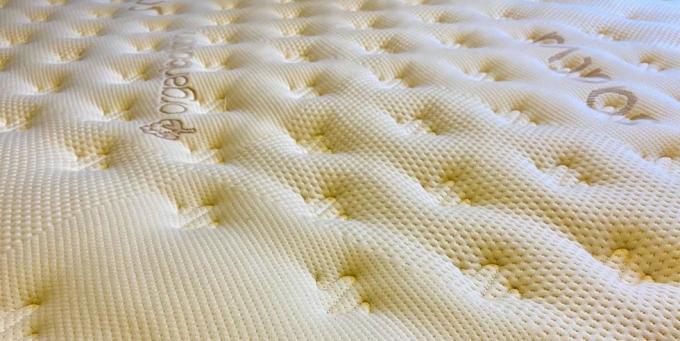Detailní záběr horního povrchu polštáře luxusní pevné klasické matrace saatva