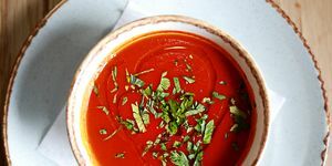 odstraňte skvrny od rajčatové polévky
