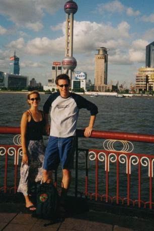 Za jednoho v Šanghaji: Shannon a Sean - Bund, Shànghăi, ČÍNA; 2. srpna 2002. Toto je poslední fotka Seana těsně předtím, než jsme odletěli do Thajska.